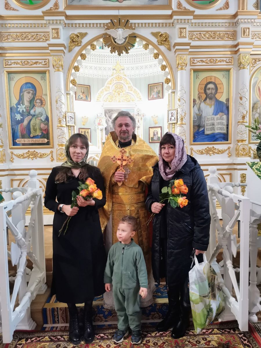 После Литургии отец Олег поздравил с именинами и юбилеем наших прихожан.1